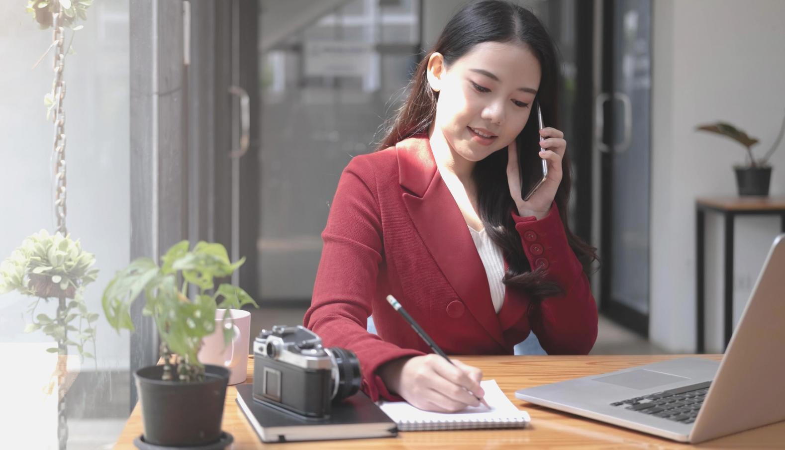 Studente che legge un testo classico in biblioteca circondata da volumi antichi